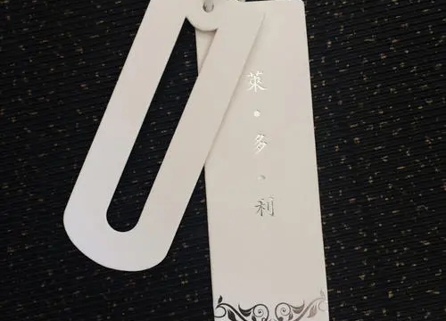 精美的服裝吊牌是怎樣設(shè)計出來的？